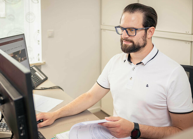 Mitarbeiter arbeitet an seinem Computer